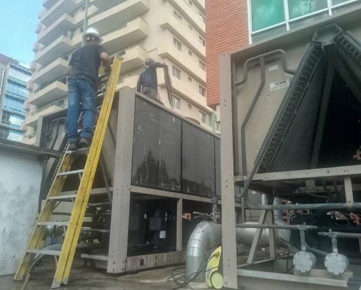 Técnicos de TDV interviniendo un chiller del sistema de agua helada